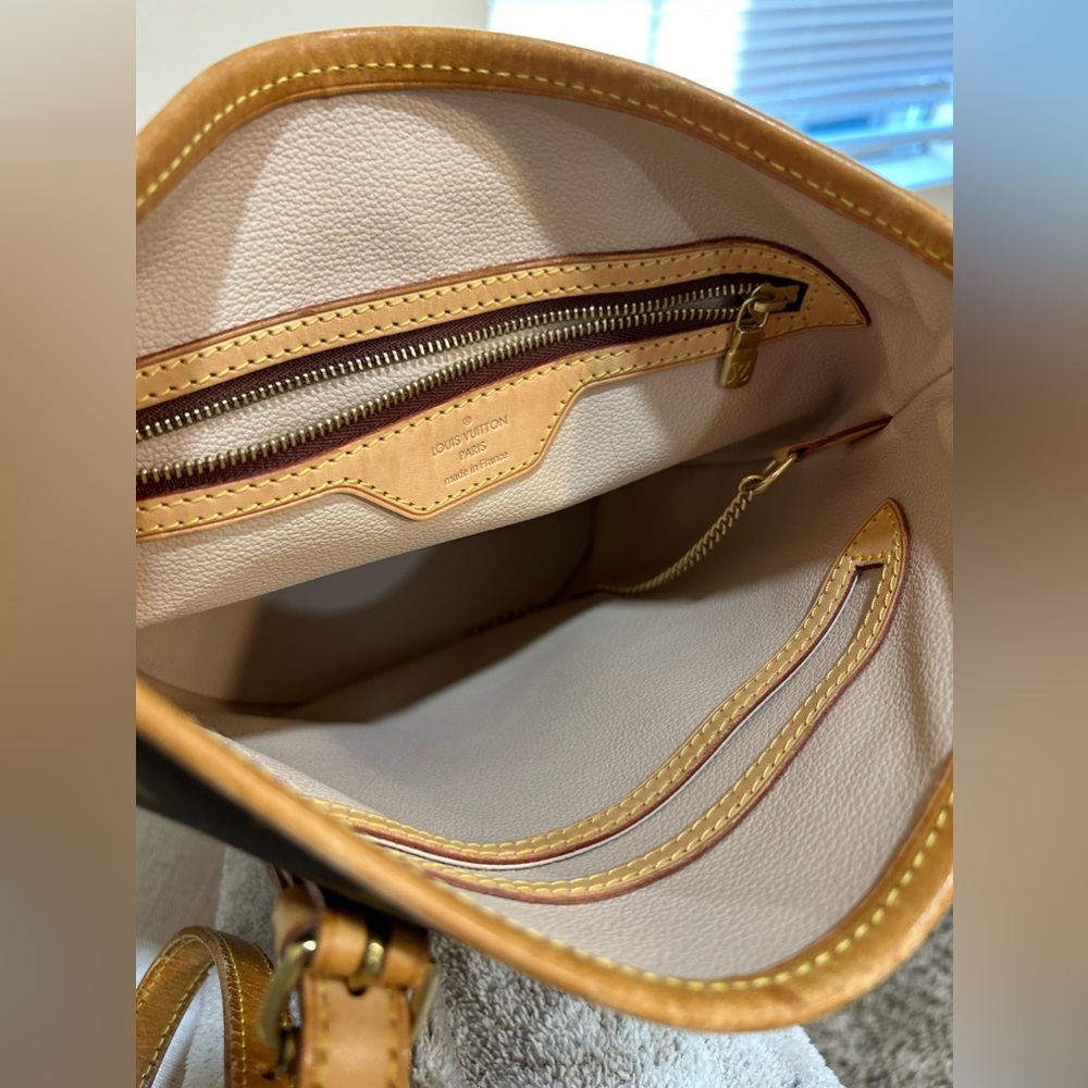 Louis Vuitton Monogram Petit Bucket 23 - Picture 13 of 16